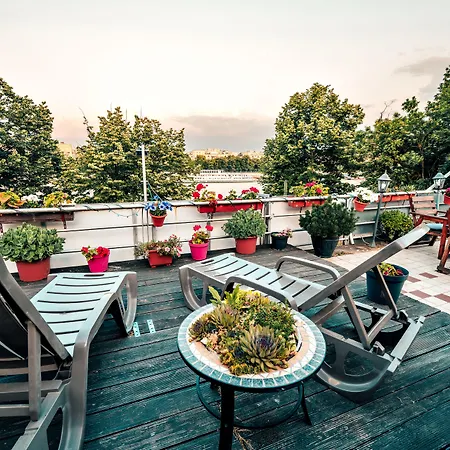 Island Hostel Budapest (Adults Only)-3